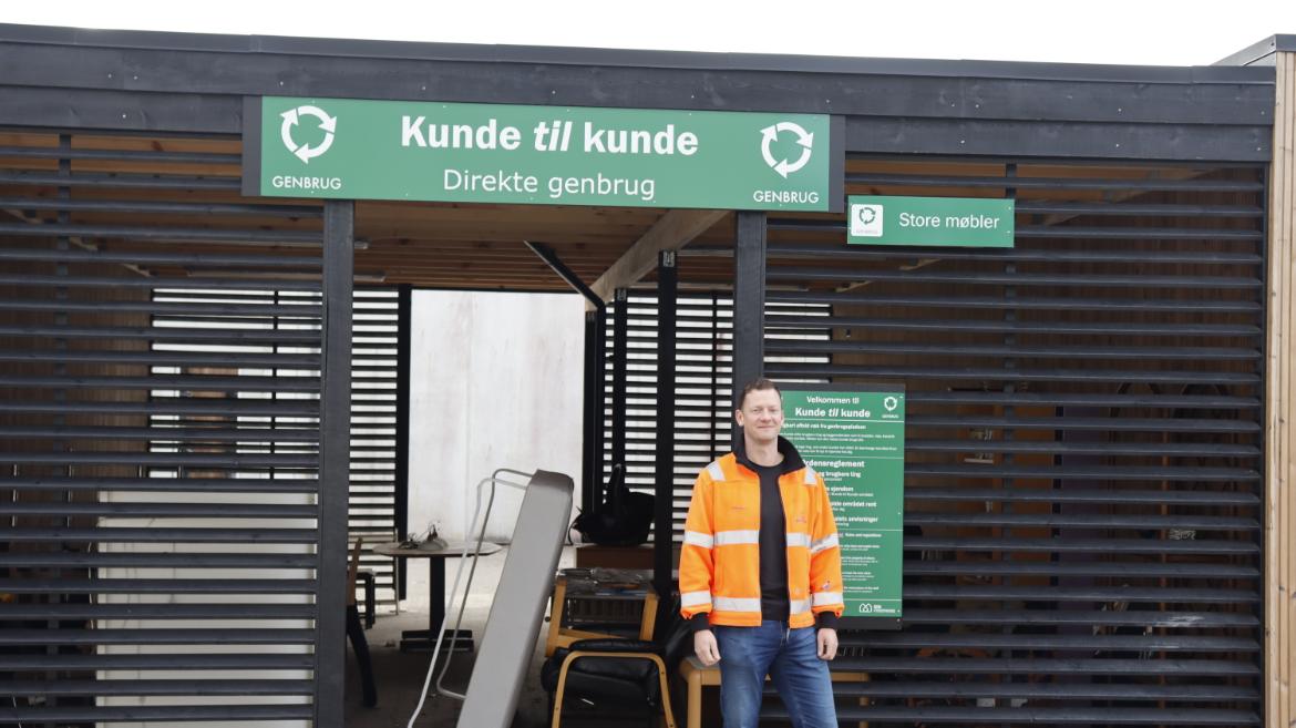 Jens Stræde Bondesen, driftleder for genbrugspladserne i Varde Kommune foran det nye bytteområde på Varde Genbrugsplads
