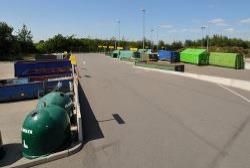 En kørebane med containere på begge sider