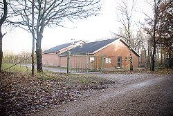 Aike Vandværk, Rød bygning med sort tag ved en grusvej