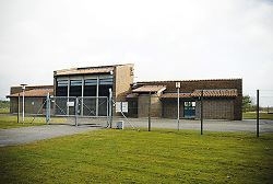 Forum vandværk- En aflang bygning bag et hegn