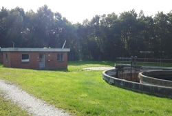 Spildevandstank og lille bygning.