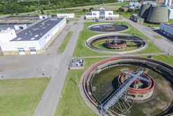 Luftfoto af Rens Øst med dets bygninger og tanke