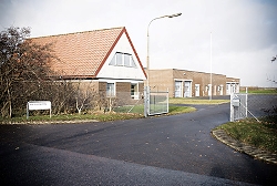 Indkørslen til Ribe Renseanlæg med kontorbygning og hegn