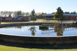 Stor spildevandstank med blankt vand