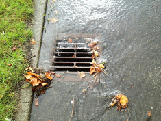 Rendestensrist som der løber vand og blade ned i.