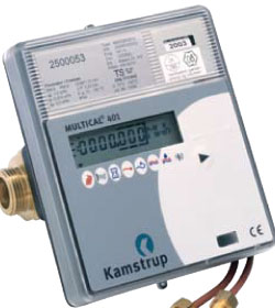 Billedet viser varmemåleren Multical 401, en grå kasse med et display.